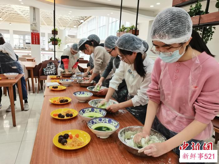 青团制作课上，同学们学做青团。　上海交大供图