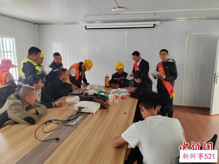 图为金融机构走进保山工业园区宣传消费者权益保护。　金融机构供图