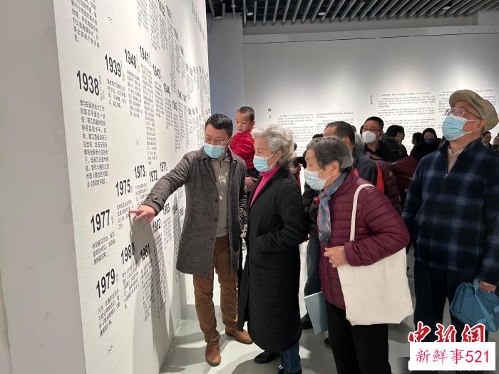图为“大美超真——彭友善 彭开天父子联展”开幕当天吸引众多观众前来参观。　朱莹 摄