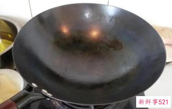 锅没煮好怎么办？将苹果皮放入锅中 在水中煮沸