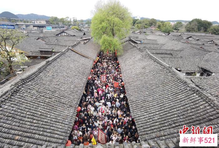 数万游客汇聚阆中古城。　张晓东 摄