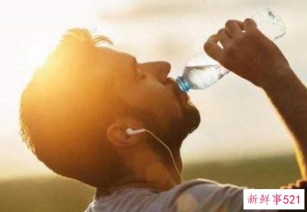 晚上睡觉前可以喝水吗？普通人最好不要(影响睡眠)