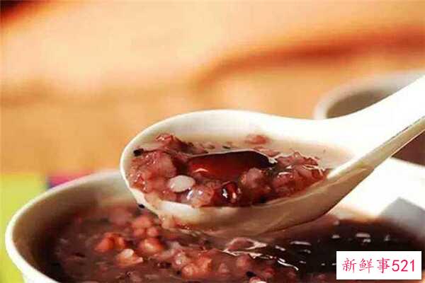 如何去除饭盒盖子上的黑点 用小苏打、洗洁精、牙膏清洗？