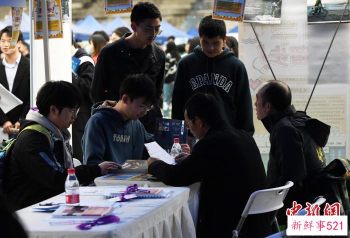 双选会现场，求职者正在应聘工作。　　周毅 摄