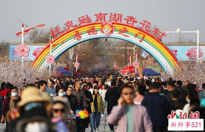 杏花节主会场游人如织。　李靖海 摄