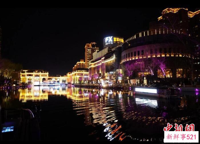 3月18日晚，2023年亮马河游船全新开启。　记者富田 摄