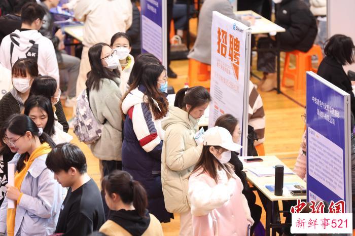 活动面向2023届及往届未就业高校毕业生，灵活、密集组织各种规模的专业化、精准化、定制式现场招聘会。　林宁 摄