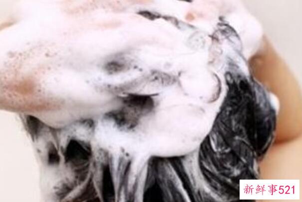 晚上睡觉前可以喝水吗？普通人最好不要(影响睡眠)