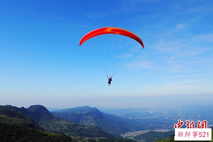 滑翔伞爱好者飞越百里荒。(资料图) 秦先寿 摄