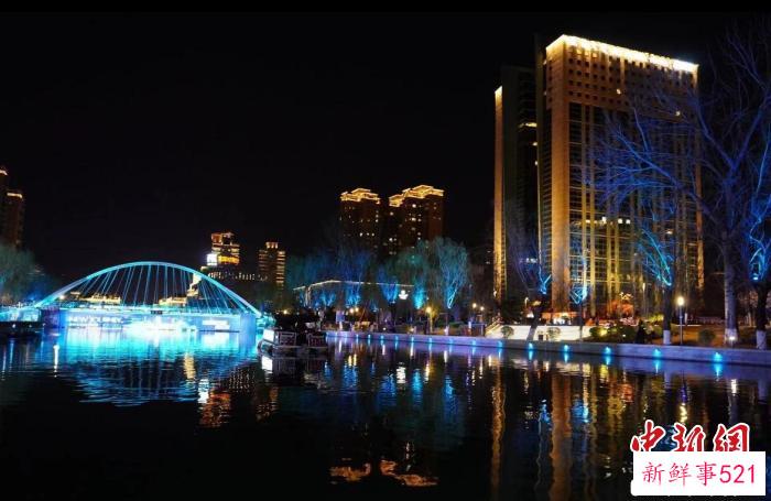 3月18日晚，2023年亮马河游船全新开启。　记者富田 摄