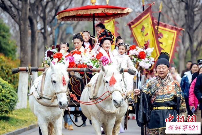 众“花神”乘汉式官车巡游。　傅玉军 摄