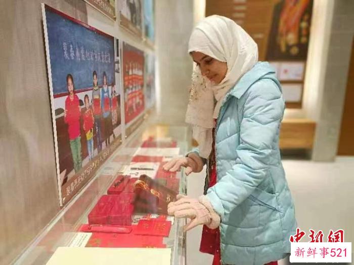 图为留学生在辉县市裴寨社区参观。　王玲玲 摄