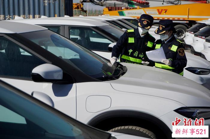 图为2023年3月10日喀什海关关员验放出口新车。　再努热 摄