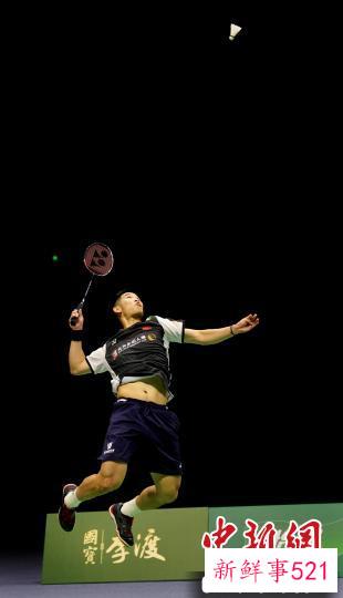 图为本次大师赛男单决赛现场，选手孙飞翔跳起准备接球。　梁振堂 摄