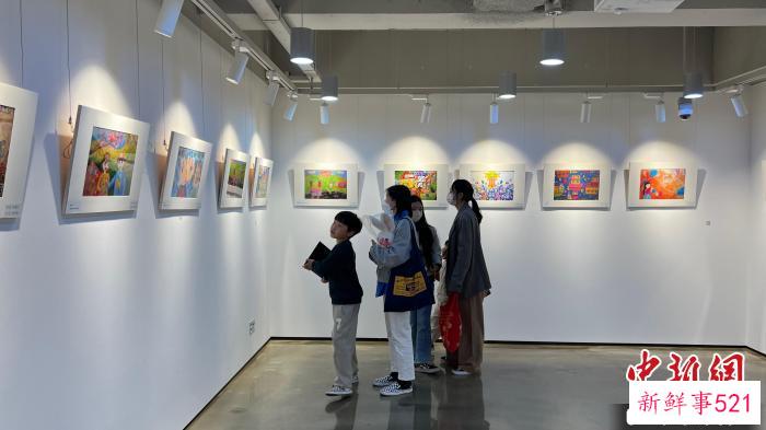 图为观众参观绘画展。　首尔中国文化中心供图