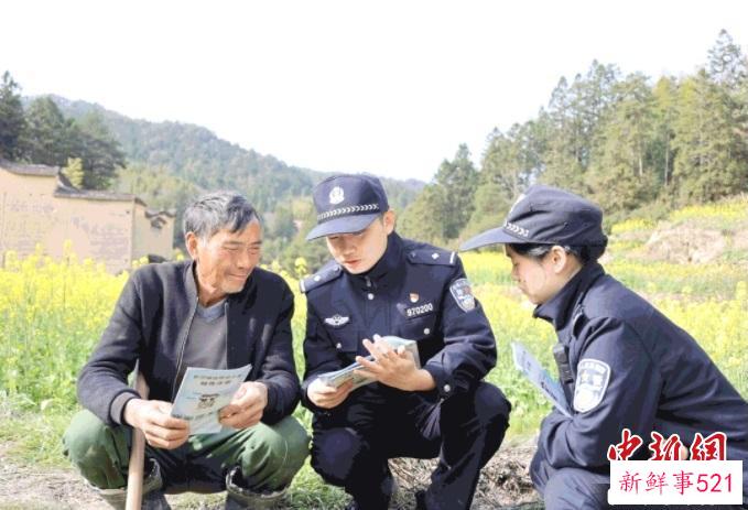 民警走进田间地头，向村民介绍防范电信网络诈骗安全知识。　屏南县公安局 供图