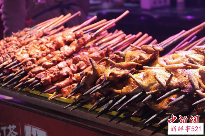 用红柳枝串起来烤的羊肉，渗入红柳枝液，口感非常特别。　潘琦 摄