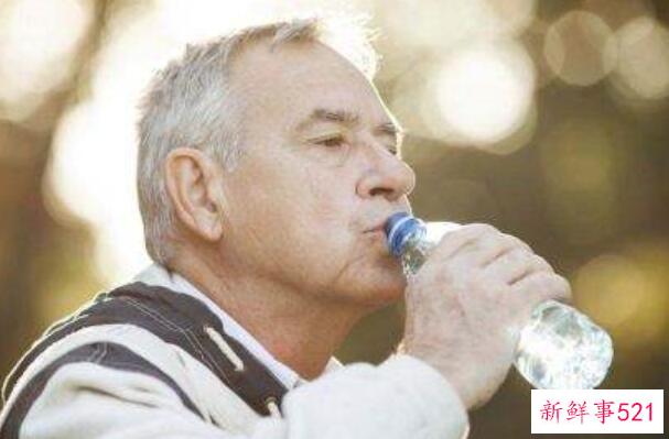 晚上睡觉前可以喝水吗？普通人最好不要(影响睡眠)