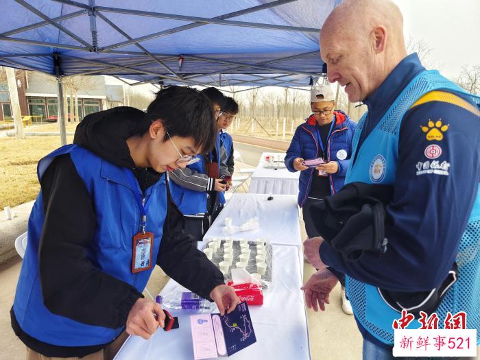 参赛者在比赛沿途打卡点位进行打卡。　张少宣 摄