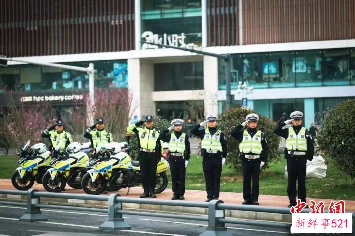 灵车途经合肥三孝口，正在岗位上执勤的中队同事列队，最后一次向华队敬礼。　合肥市公安局供图