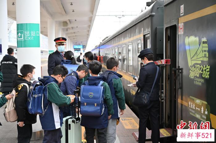 图为乘务组在站台上引导学生有序乘车。　钟洁 摄