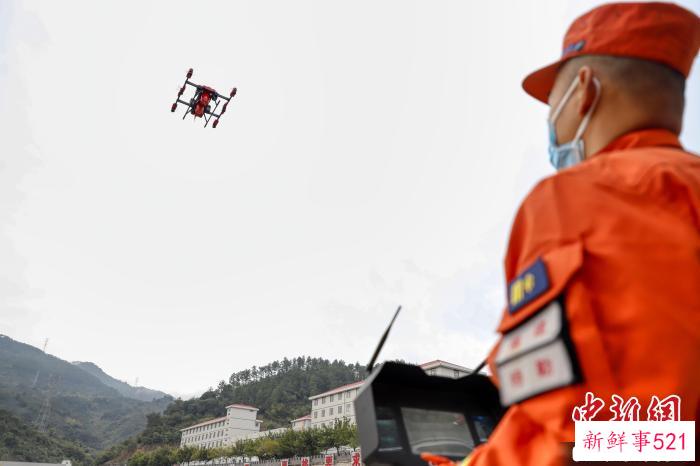 楼应佳进行无人机飞行训练。　福建省森林消防总队供图