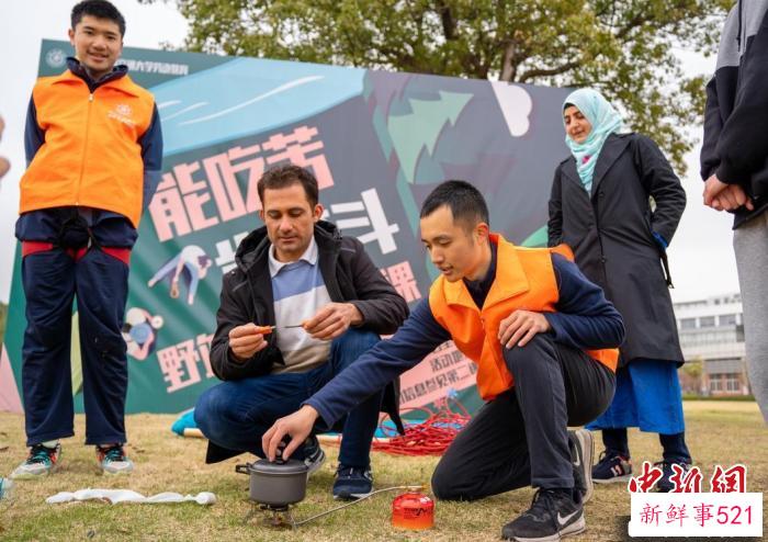 野外生存劳动课上，学子们学会了多样的求生技能，认识到了科学自救的重要性。　上海交大供图
