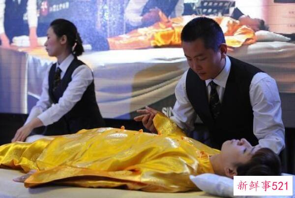 为什么裹尸布像古代官方裹尸布是参照清朝官方裹尸布(清朝以后才穿裹尸布)制作的？