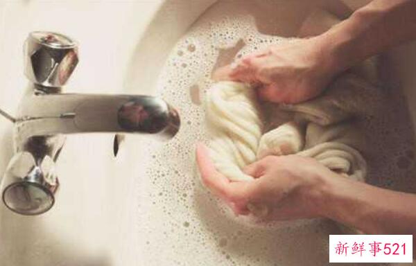 如何去除衣服上的铁锈？用柠檬汁、酸奶、草酸洗净