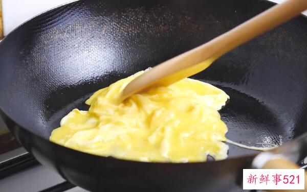 锅没煮好怎么办？将苹果皮放入锅中 在水中煮沸