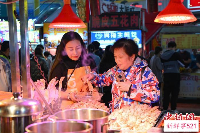 姜美合(左)珠海夏湾夜间特色小吃街的经营着其中一个档口 陈骥旻 摄