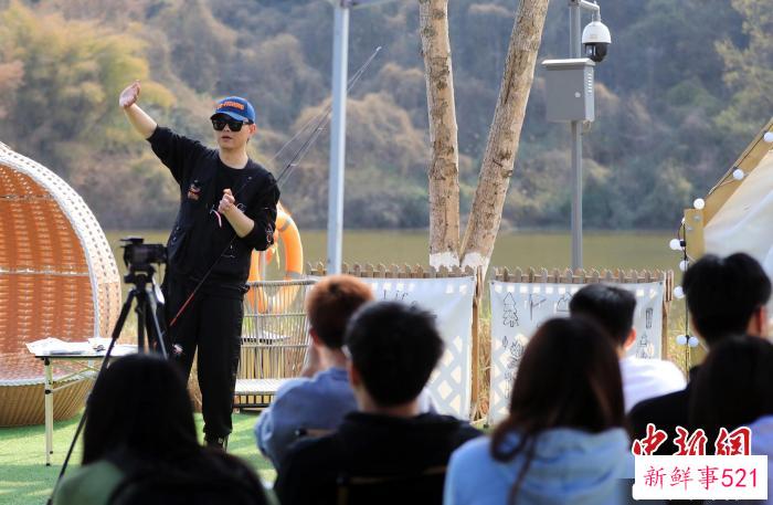 学生正在学习路亚运动基础理论。　王磊 摄