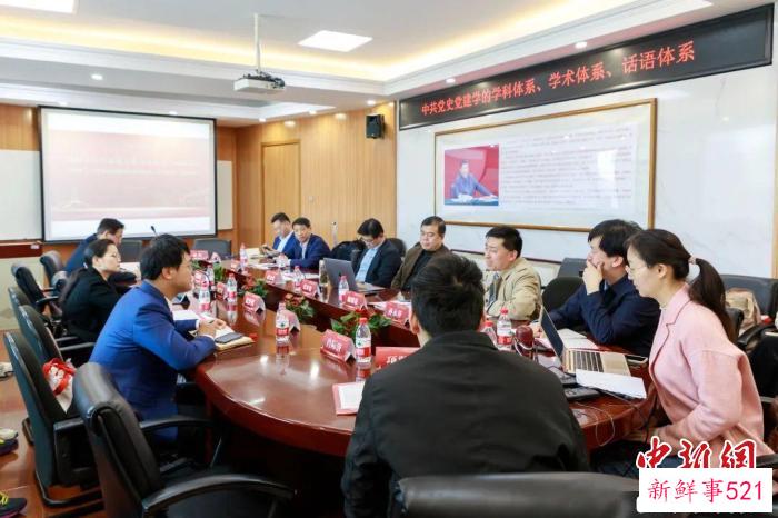 专家学者进行分组研讨。　主办方供图