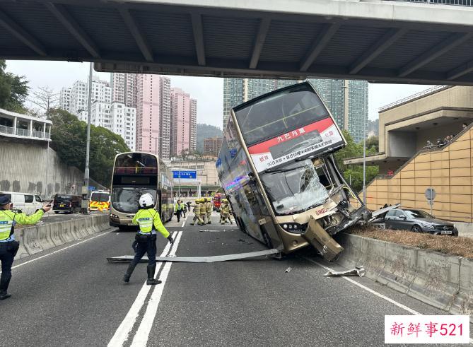 香港一辆巴士发生事故倾侧 有乘客被困部分人受轻伤