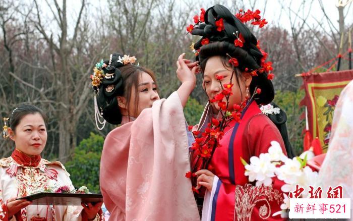 行簪花礼。　傅玉军 摄