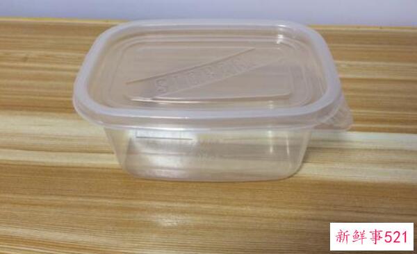 如何去除饭盒盖子上的黑点 用小苏打、洗洁精、牙膏清洗？