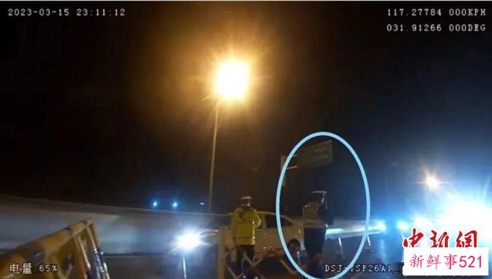 3月15日23时许，同事的执法记录仪留下了华杰最后的身影。　合肥市公安局供图