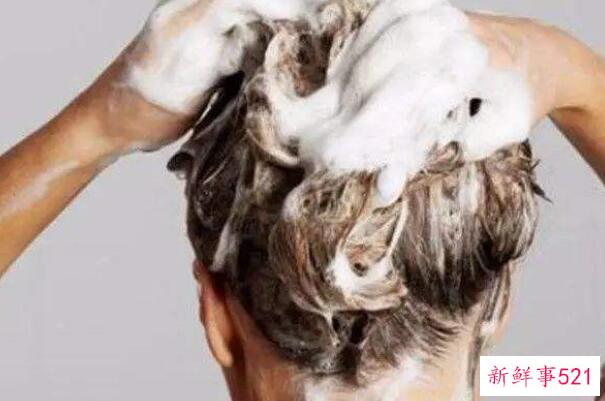 晚上睡觉前可以喝水吗？普通人最好不要(影响睡眠)