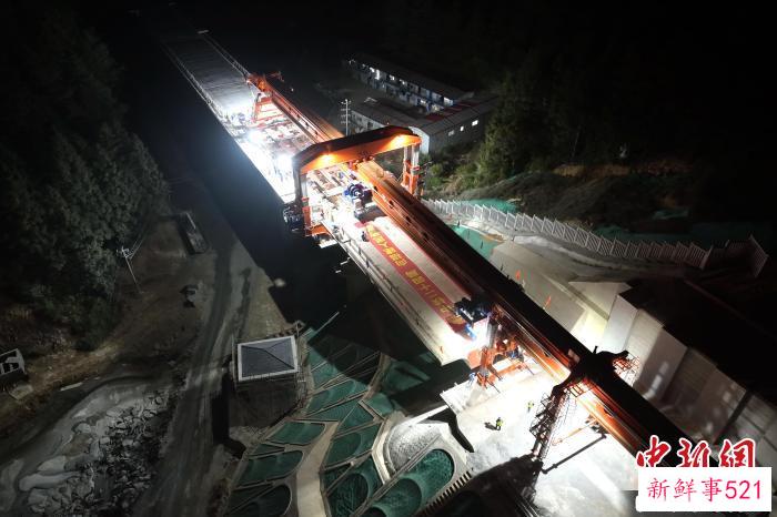 最后一榀箱梁精准落到龙岩市上杭县东山大桥0号和1号桥墩上。　杨国鑫 摄