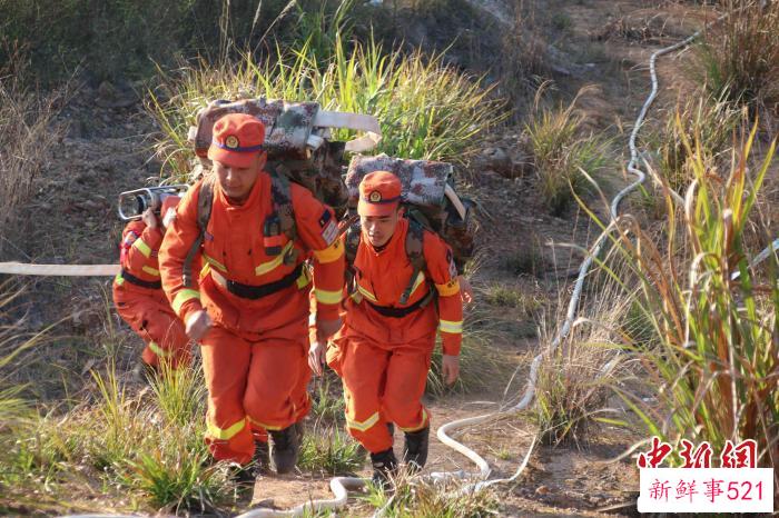 翻山救援。　福建省森林消防总队南平支队 摄