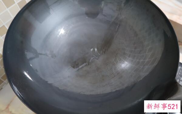 锅没煮好怎么办？将苹果皮放入锅中 在水中煮沸