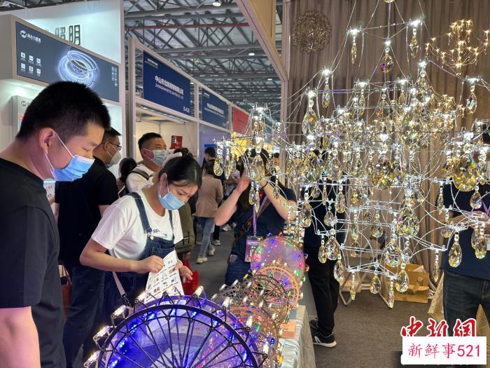 本届古镇灯博会共吸引超3500家企业参展，为历届参展之最 张明 摄