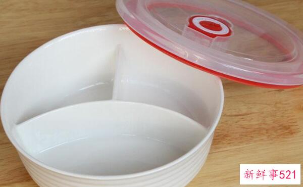 如何去除饭盒盖子上的黑点 用小苏打、洗洁精、牙膏清洗？