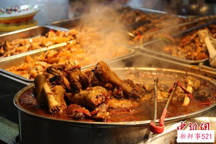 胡辣羊蹄色泽鲜亮、香辣浓郁、滑嫩不腻。　潘琦 摄