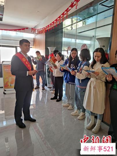 图为金融机构走进企业宣传消费者权益保护。　金融机构供图