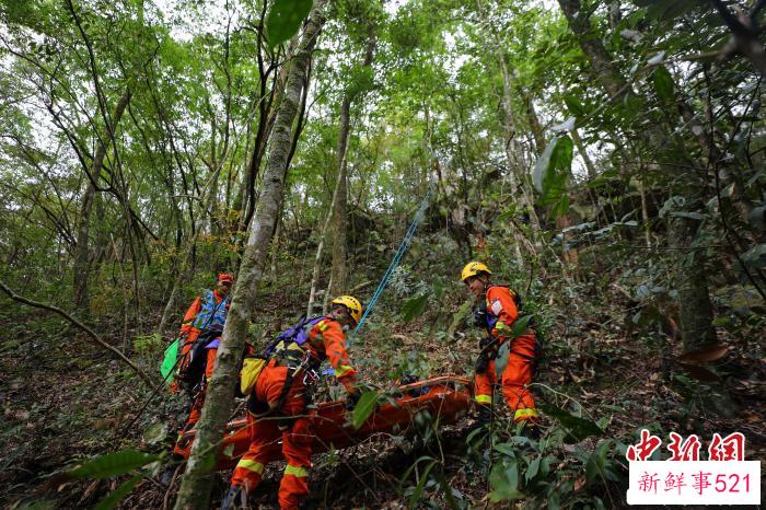 消防员将伤员从山坡往山下转运。　李袁辉 摄