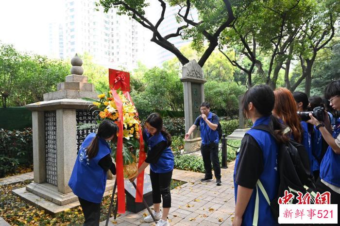 市民向黄花岗公园喻培伦墓献上鲜花 陈楚红 摄