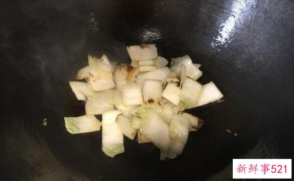 锅没煮好怎么办？将苹果皮放入锅中 在水中煮沸