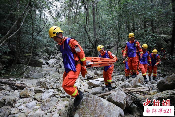 消防员携带救援器材寻找伤员。　王治康 摄