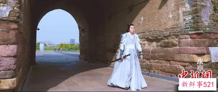 柯城区文旅体局局长化身江湖侠客(视频截图) 谢盼盼 摄